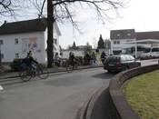 Bild 3: Auch der Gehweg hinter der LSA am Wachtelweg wird regelwidrig in Gegenrichtung befahren. Bild 3: Auch der Gehweg hinter der LSA am Wachtelweg wird regelwidrig in Gegenrichtung befahren.