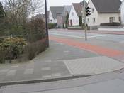 Bild 3: Nach links ist die Sicht ebenfalls durch hohe Anpflanzungen behindert