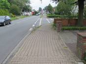 Bild 8: Obwohl die Gehwege nicht für den Radverkehr freigegeben sind, ... Bild 8: Obwohl die Gehwege nicht für den Radverkehr freigegeben sind, ...