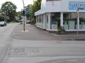 Bild 6: Nach 500 m müssen Rad fahrende auf einen getrennten Geh- Radweg wechseln.