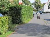 Bild 6: ... und wird häufig von Rollstuhlfahrern und besonders schutzbedürftigen Fußgängern benutzt. Bild 6: ... und wird häufig von Rollstuhlfahrern und besonders schutzbedürftigen Fußgängern benutzt.