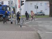 Bild 1: In der signalisierten Fahrtrichtung sind die Gehwege vor und hinter der LSA nicht für Radfahrer freigegeben. Bild 1: In der signalisierten Fahrtrichtung sind die Gehwege vor und hinter der LSA nicht für Radfahrer freigegeben.