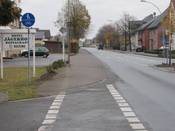 Bild 4: Ab der Einmündung Schmiedestrang ist auch der linksseitige Gehweg mit Zeichen 240 beschildert Bild 4: Ab der Einmündung Schmiedestrang ist auch der linksseitige Gehweg mit Zeichen 240 beschildert