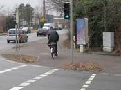 Bild 10: Die Werbetafel behindert die Sicht auf die Ausfahrt des Verbindungsweges Bild 10: Die Werbetafel behindert die Sicht auf die Ausfahrt des Verbindungsweges