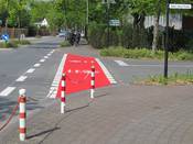 Bild 8: Die Markierungen leiten zum verkehrswidrigen und gefährlichen Geisterradeln an. Bild 8: Die Markierungen leiten zum verkehrswidrigen und gefährlichen Geisterradeln an.