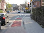 Bild 1: Die neue Radwegfurt ... Bild 1: Die neue Radwegfurt ...
