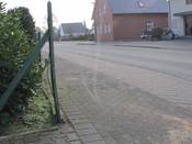 Bild 3: Auch wenn der Pkw-Fahrer weit in den Rad- Gehweg hineinfährt, ist die Sicht noch nicht ausreichend Bild 3: Auch wenn der Pkw-Fahrer weit in den Rad- Gehweg hineinfährt, ist die Sicht noch nicht ausreichend