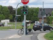 Bild 8: Im Frühjahr 2016 wurde eine signalisierte Fußgänger-/Radfahrerfurt angelegt. Bild 8: Im Frühjahr 2016 wurde eine signalisierte Fußgänger-/Radfahrerfurt angelegt.