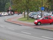 Bild 7, aus Richtung Kampstraße: An einer stark frequentierten Ausfahrt soll auf den Radweg gewechselt werden.