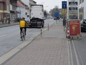 Bild 7: Da der (Rad-) Gehweg unzumutbar ist, fahren einzelne Radfahrer verbotswidrig auf der Fahrbahn Bild 7: Da der (Rad-) Gehweg unzumutbar ist, fahren einzelne Radfahrer verbotswidrig auf der Fahrbahn