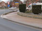 Bild 3: ... ist die Sicht auf Fußgänger durch hohe Anpflanzungen eingeschränkt Bild 3: ... ist die Sicht auf Fußgänger durch hohe Anpflanzungen eingeschränkt