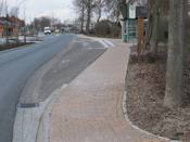 Bild 1: Der rot gepflasterte Gehweg ist nur 1,60 m schmal.