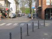 Bild 8, April 2015: Das Zusatzzeichen "Radverkehr frei" wurde auf die rechte Fahrbahnseite versetzt. Bild 8, April 2015: Das Zusatzzeichen "Radverkehr frei" wurde auf die rechte Fahrbahnseite versetzt.