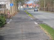 Bild 6: Die Oberfläche ist wesentlich schlechter als die der begleitenden Fahrbahn.