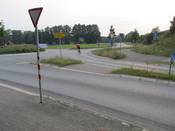 Bild 4: Am Kreisverkehr müssen Rad fahrende erneut die Fahrbahn überqueren. Bild 4: Am Kreisverkehr müssen Rad fahrende erneut die Fahrbahn überqueren.