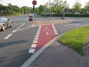 Bild 6: Die Pfeilmarkierungen in beide Richtungen könnte Radfahrer dazu veranlassen, den Radweg entgegen der Fahrtrichtung zu benutzen. Der Pfeil entgegen der Fahrtrichtung sollte entfernt werden. Bild 6: Die Pfeilmarkierungen in beide Richtungen könnte Radfahrer dazu veranlassen, den Radweg entgegen der Fahrtrichtung zu benutzen. Der Pfeil entgegen der Fahrtrichtung sollte entfernt werden.
