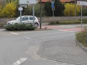 Bild 7: ... müssen Radfahrer in der Ausfahrt ein für die anderen Fahrzeugführer unerwartetes und daher gefährliches Fahrmanöver durchführen Bild 7: ... müssen Radfahrer in der Ausfahrt ein für die anderen Fahrzeugführer unerwartetes und daher gefährliches Fahrmanöver durchführen