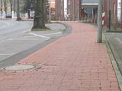 Bild 5: ... mit ungeeigneten Betonsteinen gepflastert, nur ca. 1,60 m schmal, ... Bild 5: ... mit ungeeigneten Betonsteinen gepflastert, nur ca. 1,60 m schmal, ...