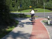 Bild 9: ... um z. B. den benutzungspflichtigen linken Gemeinsamen Rad- und Gehweg an der Schloßstraße zu erreichen. Bild 9: ... um z. B. den benutzungspflichtigen linken Gemeinsamen Rad- und Gehweg an der Schloßstraße zu erreichen.