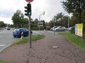 Bild 2: Geradeaus fahrende Radfahrer müssen rechts neben den Rechtabbiegern fahren. Sie bekommen nur 10 Sekunden grün, Kfz bekommen 30 Sekunden grün. Bild 2: Geradeaus fahrende Radfahrer müssen rechts neben den Rechtabbiegern fahren. Sie bekommen nur 10 Sekunden grün, Kfz bekommen 30 Sekunden grün.