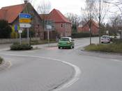 Bild 6: Um von der Fahrbahn des Kreisverkehrs den Anfang des linken benutzungspflichtigen Rad- Gehwegs zu erreichen, ... Bild 6: Um von der Fahrbahn des Kreisverkehrs den Anfang des linken benutzungspflichtigen Rad- Gehwegs zu erreichen, ...