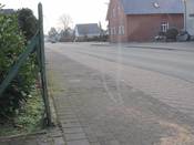 Bild 4: Erst, wenn der Pkw den Rad- Gehweg fast komplett versperrt, ist die Sicht ausreichend Bild 4: Erst, wenn der Pkw den Rad- Gehweg fast komplett versperrt, ist die Sicht ausreichend