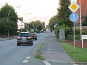 Bild 1: Der Gehweg ist für Radfahrer benutzungspflichtig. Bild 1: Der Gehweg ist für Radfahrer benutzungspflichtig.