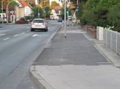 Bild 2: Die Gehwegoberfläche ist für den Radverkehr ungeeignet, zudem stehen Laternen- und Ampelmasten auf dem Weg. Bild 2: Die Gehwegoberfläche ist für den Radverkehr ungeeignet, zudem stehen Laternen- und Ampelmasten auf dem Weg.