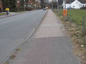 Bild 1: In Fahrtrichtung Verler Straße: Der Radweg mündet auf den Gehweg. Bild 1: In Fahrtrichtung Verler Straße: Der Radweg mündet auf den Gehweg.