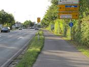 Bild 1: In Fahrtrichtung Kiebitzstraße: Kurz vor der Kreuzung werden Radfahrer auf den Radweg gezwungen. Bild 1: In Fahrtrichtung Kiebitzstraße: Kurz vor der Kreuzung werden Radfahrer auf den Radweg gezwungen.