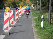 Bild 2: Radfahrer benutzen den Seitenstreifen. Bild 2: Radfahrer benutzen den Seitenstreifen.