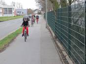 Bild 2: Der Radweg wird auch in Gegenrichtung benutzt.