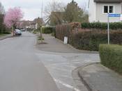 Bild 3: In Fahrtrichtung rechts wurden die Verkehrszeichen entfernt. Ob der Geh-/Radweg rechtsseitig befahren werden darf, ist unklar. Bild 3: In Fahrtrichtung rechts wurden die Verkehrszeichen entfernt. Ob der Geh-/Radweg rechtsseitig befahren werden darf, ist unklar.