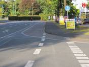 Bild 7: Im September 2012 wurde der Gehweg an der Hans-Boeckler-Straße mittels Zeichen 240 StVO als benutzungspflichtig beschildert. Bild 7: Im September 2012 wurde der Gehweg an der Hans-Boeckler-Straße mittels Zeichen 240 StVO als benutzungspflichtig beschildert.