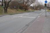 Bild 1: An der Avenwedder Str. muss in Richtung Friedrichsdorf der rechte oder linke Rad- Gehweg benutzt werden Bild 1: An der Avenwedder Str. muss in Richtung Friedrichsdorf der rechte oder linke Rad- Gehweg benutzt werden
