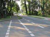 Bild 3: Radfahrer, die aus der Straße Am Ehrenmal nach links abbiegen ... Bild 3: Radfahrer, die aus der Straße Am Ehrenmal nach links abbiegen ...