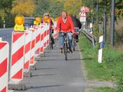 Bild 6: Der Seitenstreifen ist für Zweirichtungsverkehr zu schmal. Bild 6: Der Seitenstreifen ist für Zweirichtungsverkehr zu schmal.