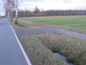 Bild 7: Die Radwegzufahrt sollte nach Möglichkeit erst hinter der Linteler Straße erfolgen. Diese Stelle wenige Meter weiter stadteinwärts würde sich nach einer Verlängerung des Übergangs anbieten. Bild 7: Die Radwegzufahrt sollte nach Möglichkeit erst hinter der Linteler Straße erfolgen. Diese Stelle wenige Meter weiter stadteinwärts würde sich nach einer Verlängerung des Übergangs anbieten.