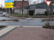 Bild 9: In Richtung Schloß Holte: Radfahrer müssen warten und 4 Rampen überfahren, ... Bild 9: In Richtung Schloß Holte: Radfahrer müssen warten und 4 Rampen überfahren, ...