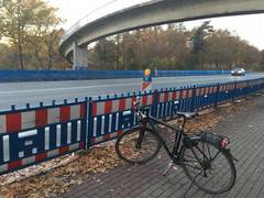 Querung unmöglich - Fußgänger und Radfahrer kommen weder über die Brücke noch direkt über die B61