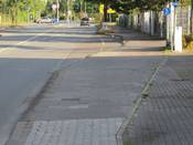 Bild 3: In Fahrtrichtung Stadtring Kattenstroth: An einer Bushaltestelle sollen Radfahrer auf die Nebenanlage wechseln. Bild 3: In Fahrtrichtung Stadtring Kattenstroth: An einer Bushaltestelle sollen Radfahrer auf die Nebenanlage wechseln.