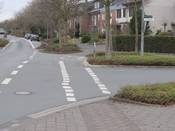 Bild 1: Der Geh-/ Radweg endet vor der Einmündung. Bild 1: Der Geh-/ Radweg endet vor der Einmündung.