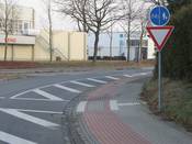 Bild 1: Der Rad- Gehweg ist ab der Kreuzung mit dem Westring benutzungspflichtig Bild 1: Der Rad- Gehweg ist ab der Kreuzung mit dem Westring benutzungspflichtig