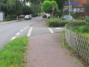 Bild 7: Falls es sich um reine Gehwege handeln soll, sind die Furtmarkierungen zu entfernen. Bild 7: Falls es sich um reine Gehwege handeln soll, sind die Furtmarkierungen zu entfernen.