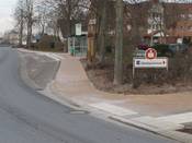 Bild 6: ... ist der Gehweg zu schmal. Im September 2012 wurde ein Piktogramm "Fußgänger" markiert. Radfahrer müssen hier auf die Fahrbahn wechseln. Bild 6: ... ist der Gehweg zu schmal. Im September 2012 wurde ein Piktogramm "Fußgänger" markiert. Radfahrer müssen hier auf die Fahrbahn wechseln.