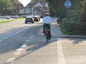 Bild 2: Der Seitenstreifen wäre als Radfahrstreifen geeignet Bild 2: Der Seitenstreifen wäre als Radfahrstreifen geeignet