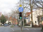 Bild 7: Das Zusatzzeichen sollte unter dem Verkehrszeichen, auf das es sich bezieht, angebracht werden. Bild 7: Das Zusatzzeichen sollte unter dem Verkehrszeichen, auf das es sich bezieht, angebracht werden.