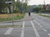Bild 1: Ab der Einmündung Eichendorffstraße muß der linke Geh-/Radweg benutzt werden. Bild 1: Ab der Einmündung Eichendorffstraße muß der linke Geh-/Radweg benutzt werden.