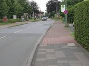 Bild 6: ... der auf einen gemeinsamen Geh-/ Radweg mündet. Bild 6: ... der auf einen gemeinsamen Geh-/ Radweg mündet.