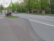 Bild 4: Um den Rad- Gehweg aus Richtung Avenwedde / Carl-Miele-Str. zu erreichen, wechseln Radfahrer an der Ampel die Seite ... Bild 4: Um den Rad- Gehweg aus Richtung Avenwedde / Carl-Miele-Str. zu erreichen, wechseln Radfahrer an der Ampel die Seite ...